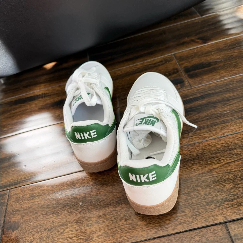 NWOT Nike Sneaker - Picture 4 of 10